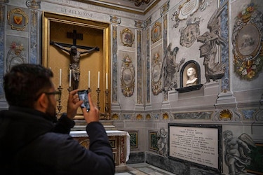 La polémica en Italia por el ángel restaurado con ‘la cara de Meloni’ en una iglesia de Roma
