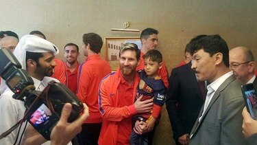 Niño afgano que lució camiseta de Messi hecha en plástico, conoce a su ídolo