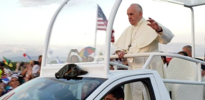 Papa a jóvenes: 'No basta estar todo el día conectado para sentirse amado'