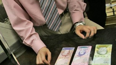 Moneda venezolana se devalúa 60% en tres meses en ajuste hacia la realidad económica