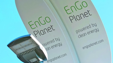 Energía solar y cinética para iluminar aceras
