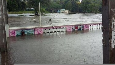 Varias viviendas inundadas por desbordamiento de río en Colón