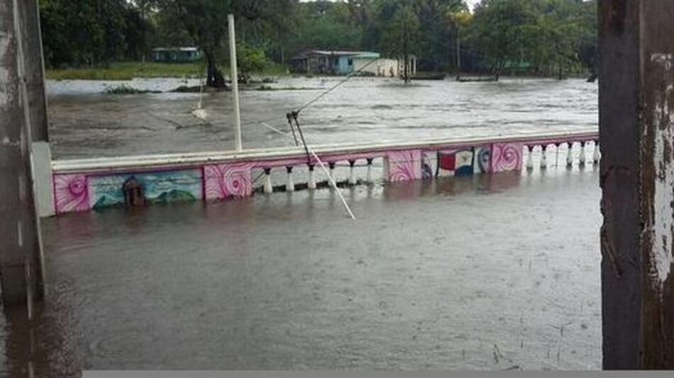 Varias viviendas inundadas por desbordamiento de río en Colón