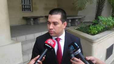 Conceden permiso de salida del país a Luis E. Camacho González