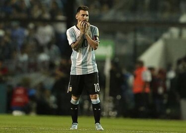 Argentina y Messi cada vez más lejos del Mundial al empatar con Perú