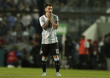 Argentina y Messi cada vez más lejos del Mundial al empatar con Perú