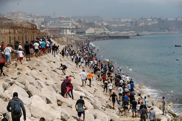 Miles de jóvenes marroquíes tratan de cruzar la valla fronteriza con España