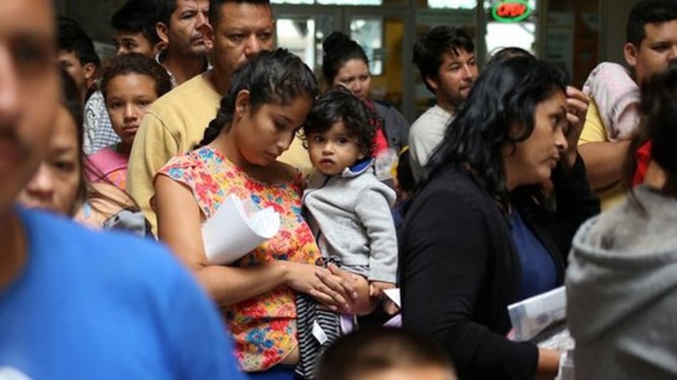 Juez estadounidense amplía el alto a las deportaciones de familias
