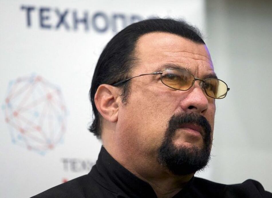 Mujer acusa a Steven Seagal de violarla en 1993