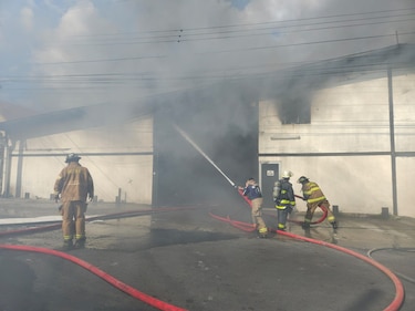 Bomberos atienden incendio en Río Abajo: varias áreas del local colapsaron