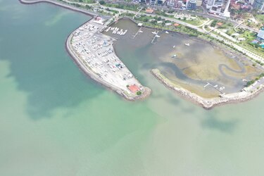 Miambiente da a conocer las causas de la mancha que cubrió parte de la bahía de Panamá