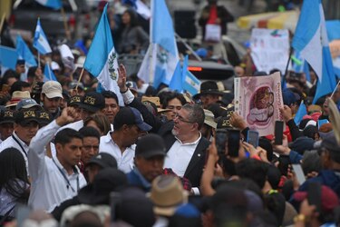 Estados Unidos prohíbe la entrada al país a 300 guatemaltecos, incluidos 100 diputados