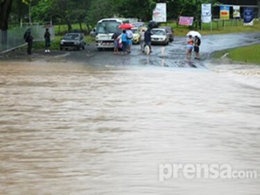 Se desborda el río Caimito en La Chorrera
