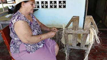 Herreranas que tejen sombreros