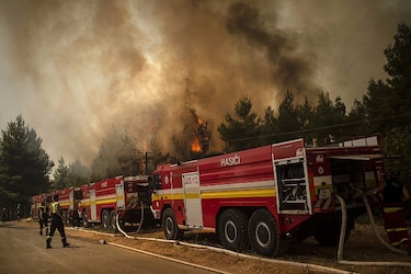 ‘Cuerpo a cuerpo’ de los bomberos contra el devastador fuego en la isla griega de Eubea