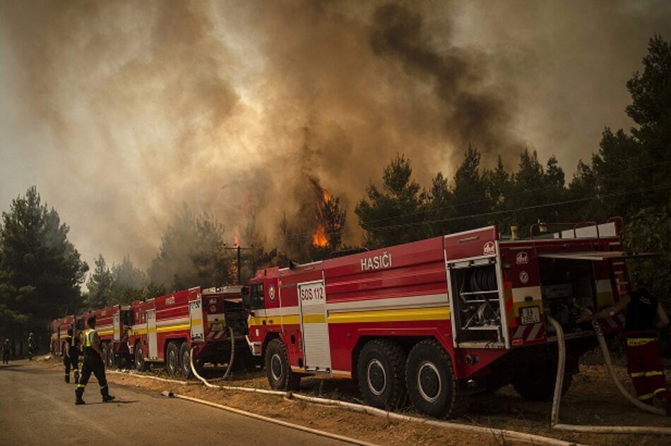 ‘Cuerpo a cuerpo’ de los bomberos contra el devastador fuego en la isla griega de Eubea