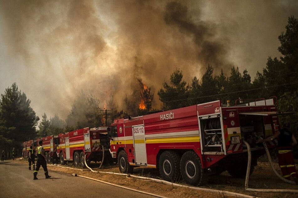 ‘Cuerpo a cuerpo’ de los bomberos contra el devastador fuego en la isla griega de Eubea