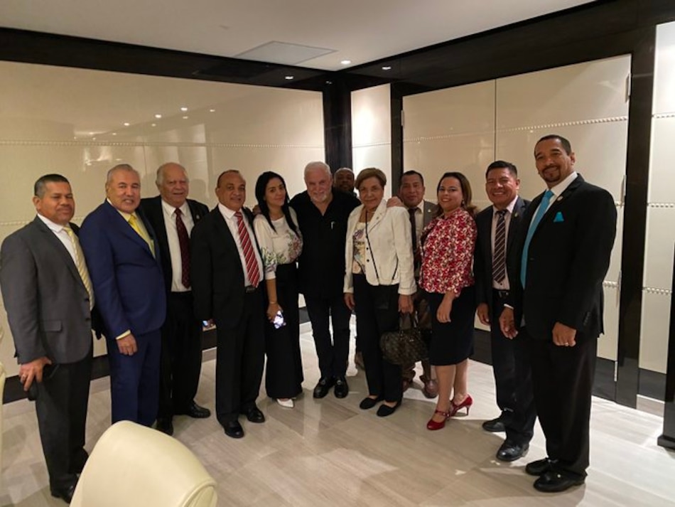 La foto que tiene a un diputado panameñista dando explicaciones a Blandón