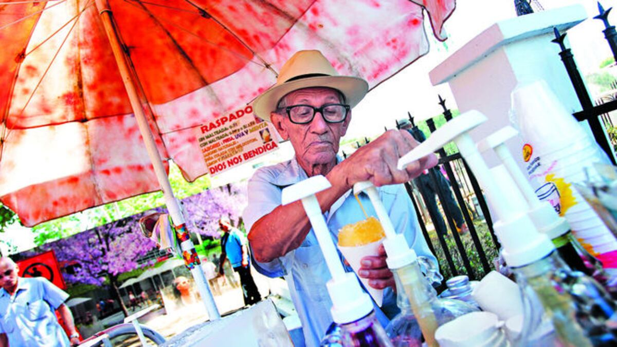 Modesto Díaz lleva poco más de seis décadas vendiendo raspaos y el más solicitado en su puesto es el de piña colada con melocotón. También tiene sabores de menta y nance.