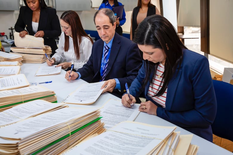 Anuncian cambios en el carnet de trabajo para extranjeros: estos son los costos