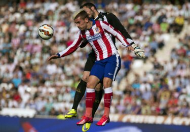 Atlético supera al colista Córdoba y sigue en la pelea