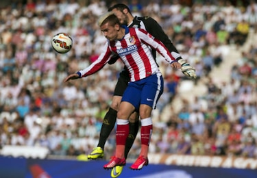 Atlético supera al colista Córdoba y sigue en la pelea