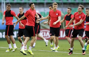 Polonia-Suiza, un choque de equipos peleados con el gol