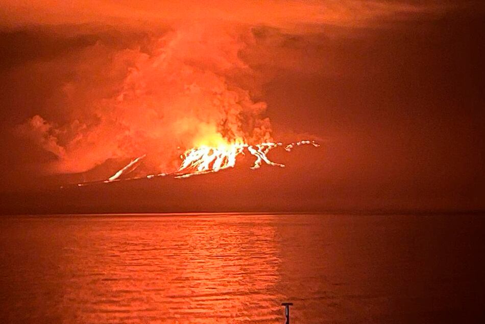 El volcán Fernandina, en las Islas Galápagos, inicia un nuevo proceso eruptivo