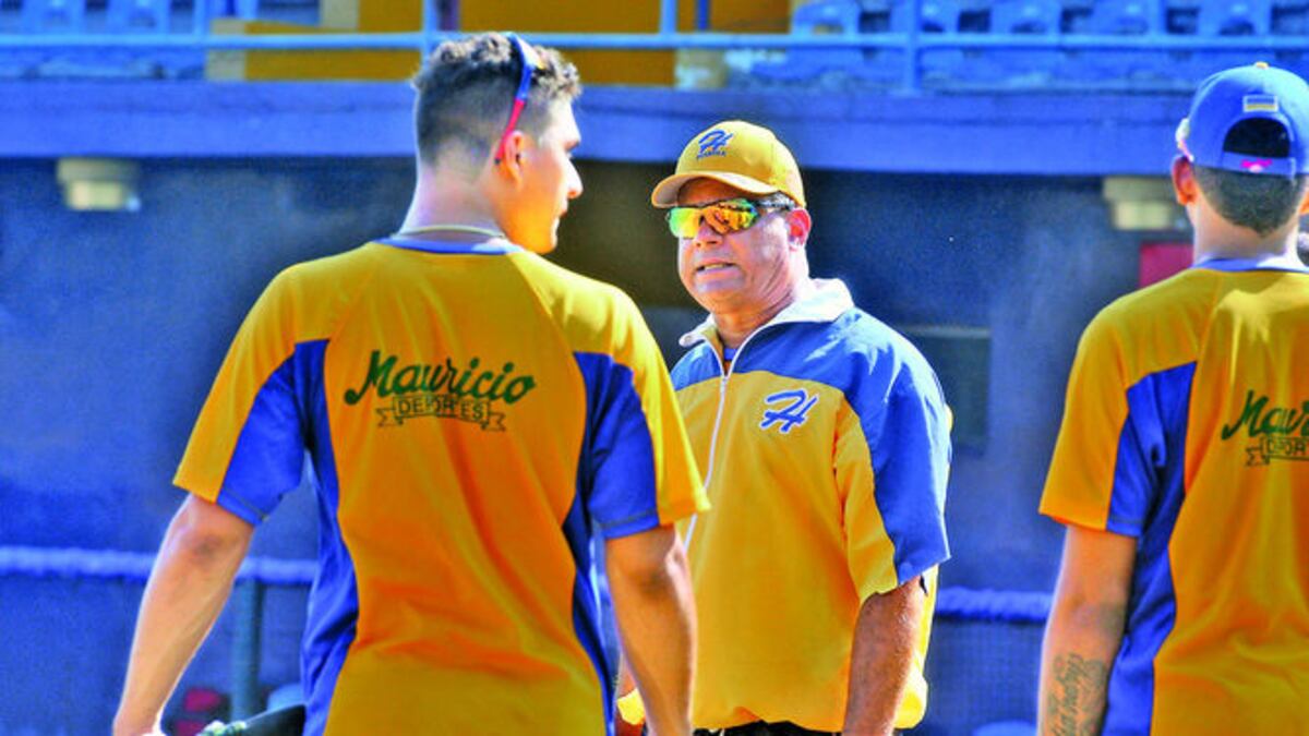 Rodríguez (centro), director de Herrera, designó a Campos para abrir hoy ante Chiriquí.