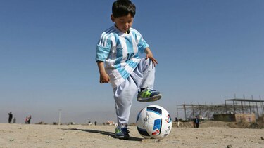 El pequeño 'Messi afgano' tuvo que huir de Afganistán tras recibir amenazas