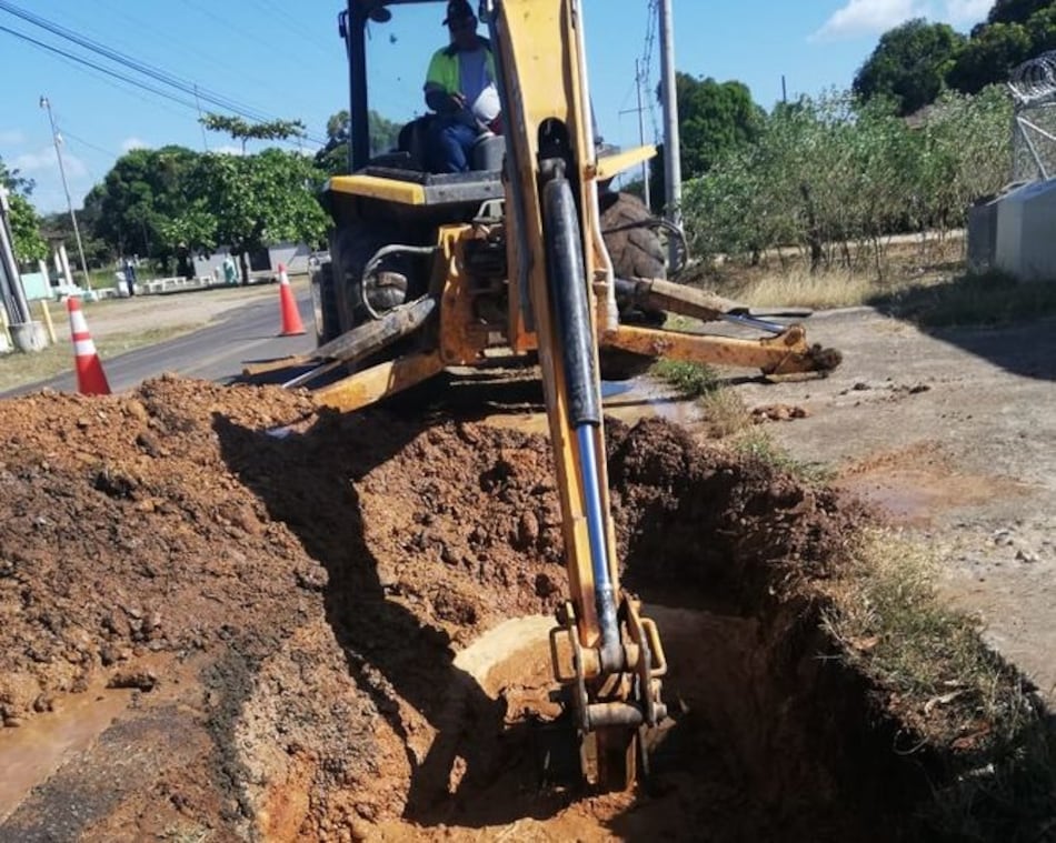 Varios sectores de Aguadulce están sin agua por rotura de tubería