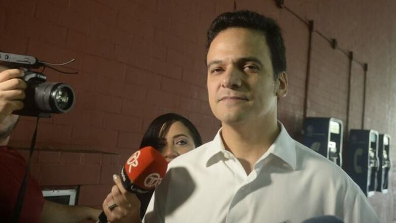 Raúl De Saint Malo abandona el juzgado, esposado y escoltado por la Policía