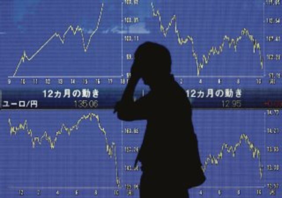 Bolsa de Tokio cede 3% tras la caída de Wall Street el viernes