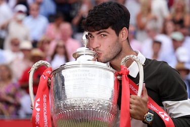 Alcaraz gana 18° partido consecutivo y se corona campeón en Queen’s