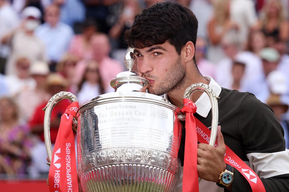 Alcaraz gana 18° partido consecutivo y se corona campeón en Queen’s