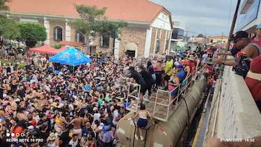 Chitré da inicio al 2025 con tradicionales mojaderas y cuenta regresiva para el Carnaval