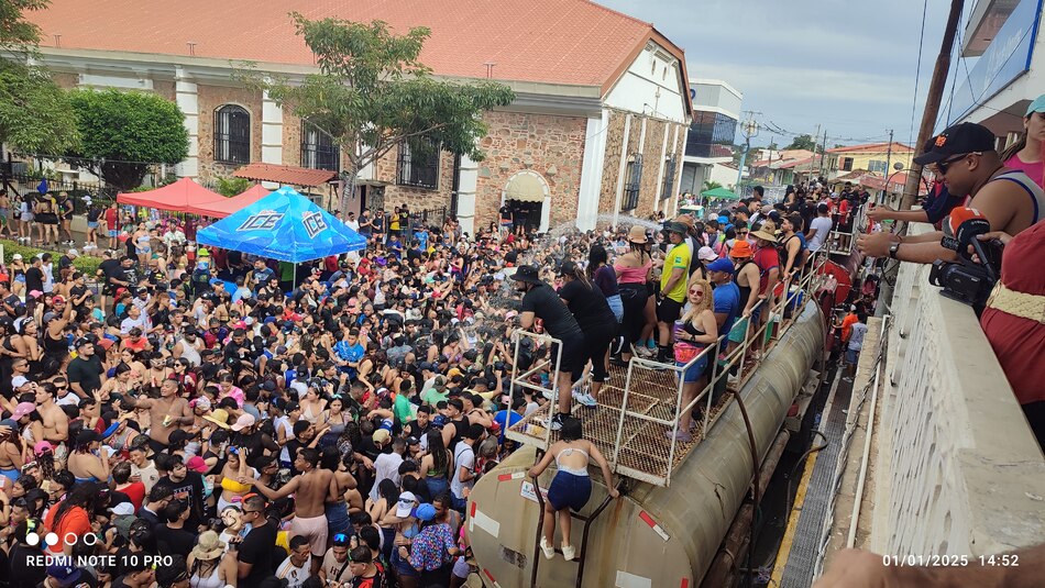 Chitré da inicio al 2025 con tradicionales mojaderas y cuenta regresiva para el Carnaval