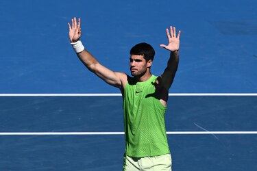 Alcaraz impone su autoridad y avanza a octavos en Australia