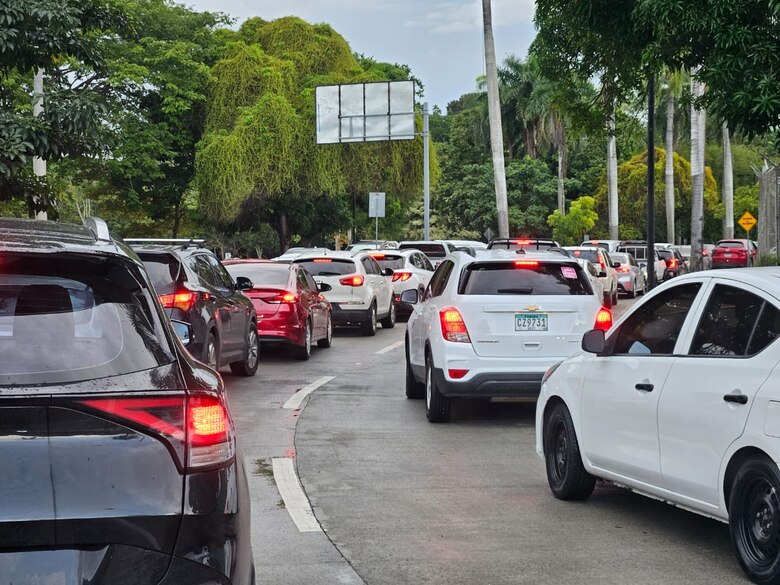Descomunal tranque en la ciudad: conductores tardan más de una hora para llegar al puente de las Américas y utilizar los ocho carriles