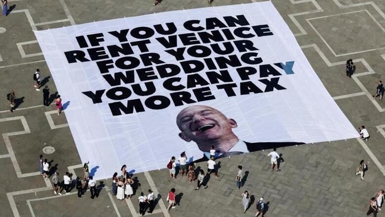 Las protestas en Venecia que forzaron al multimillonario Jeff Bezos a cambiar el lugar de su fastuosa boda