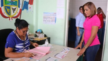 Presidenta de la Asamblea Nacional vota en compañía de Rómulo Roux