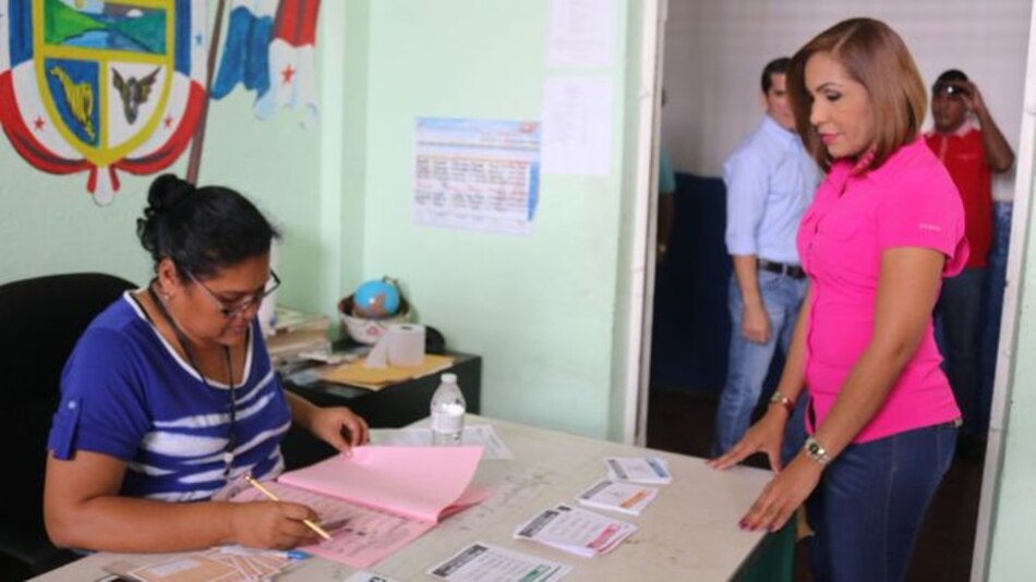 Presidenta de la Asamblea Nacional vota en compañía de Rómulo Roux