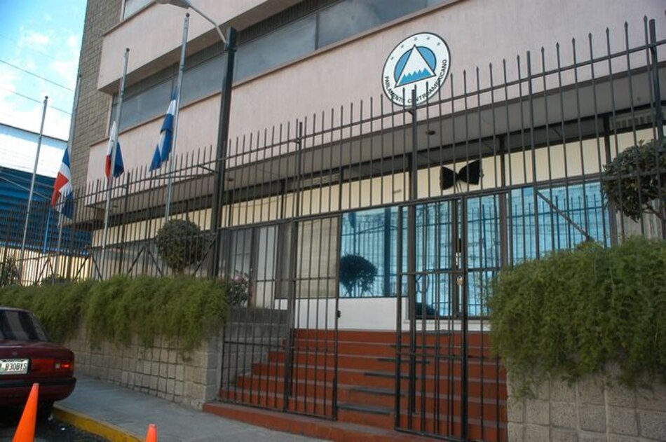 Diputados y suplentes del Parlacen no podrán cobrar doble salario