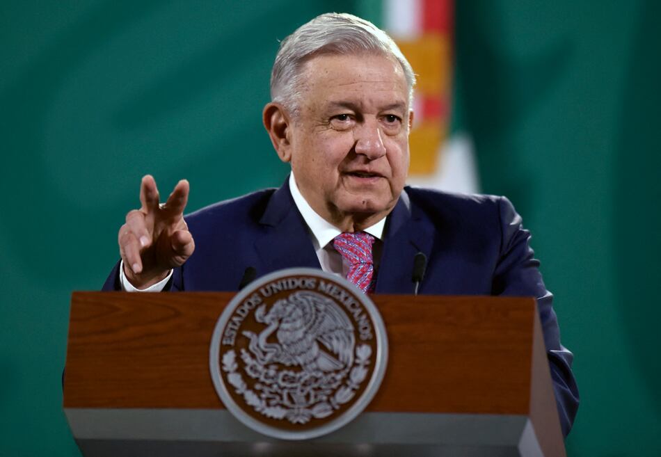 AMLO presenta tema eléctrico a los diputados