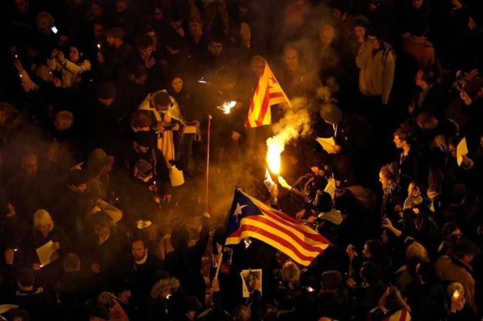 Juez español pide captura internacional de seis independentistas catalanes