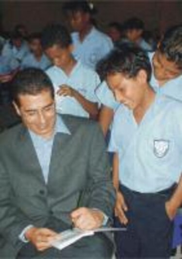 Fonseca Mora conversa con estudiantes