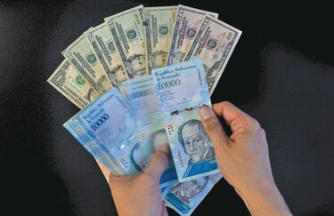 Devaluación del bolívar reduce el salario mínimo