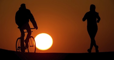 Los humanos envejecen de manera drástica en dos etapas: a los 44 años y a los 60