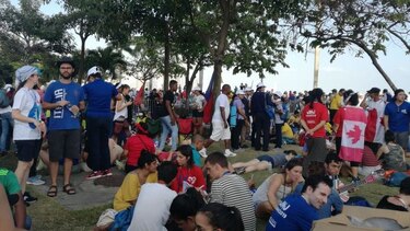 Miles de jóvenes se congregan para esperar al papa esta tarde en el víacrucis