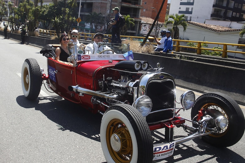 Cerca de 300 autos antiguos llenan de recuerdos y nostalgia las calles de Medellín